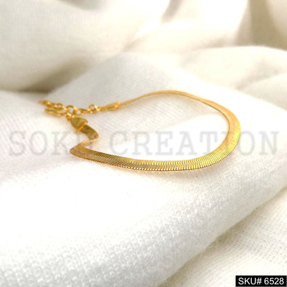 A Simple Good Looking Bracelet in Gold Plated SKU6528