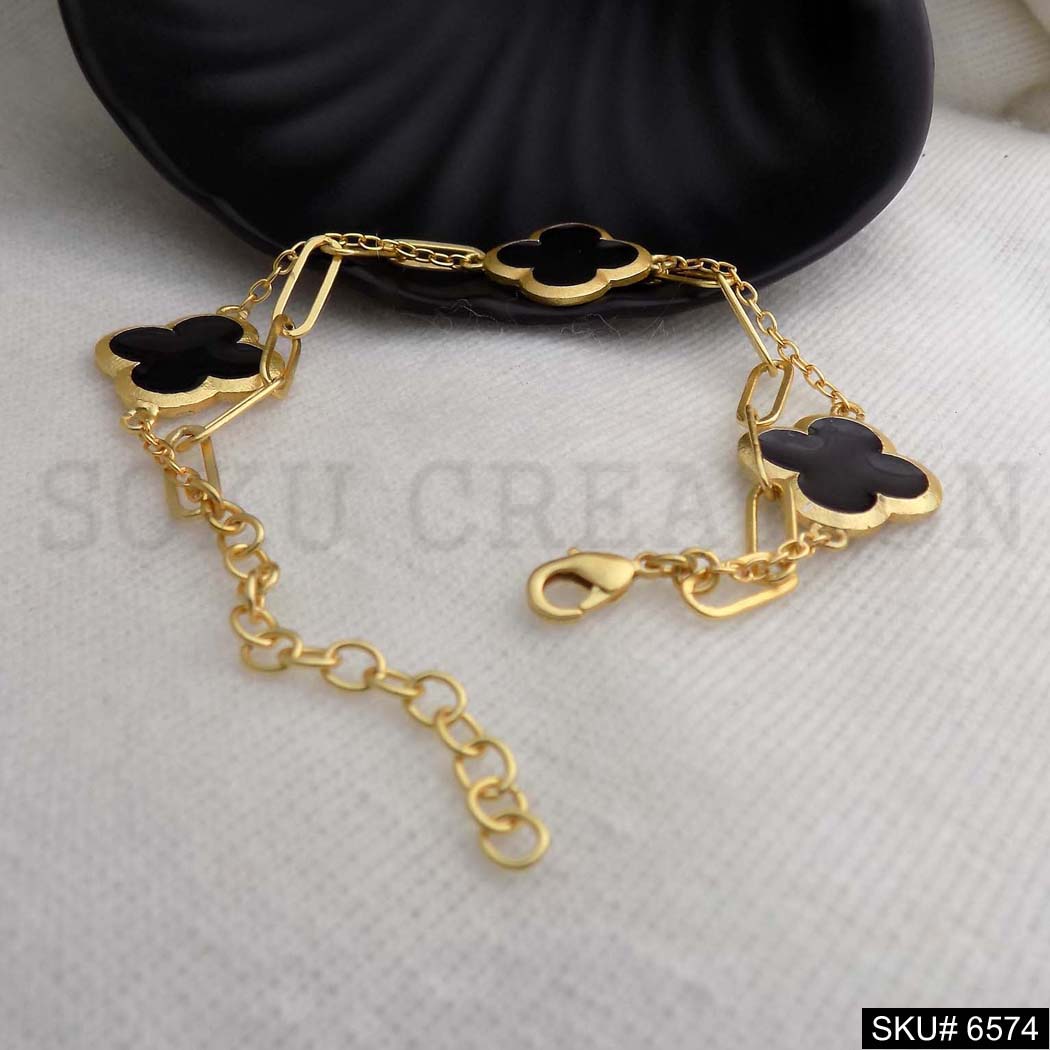 Flower Charm Bracelet in Gold plated  SKU6574