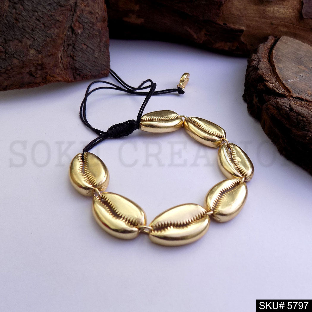 Multi Shell Bracelet in Gold Plated SKU5797