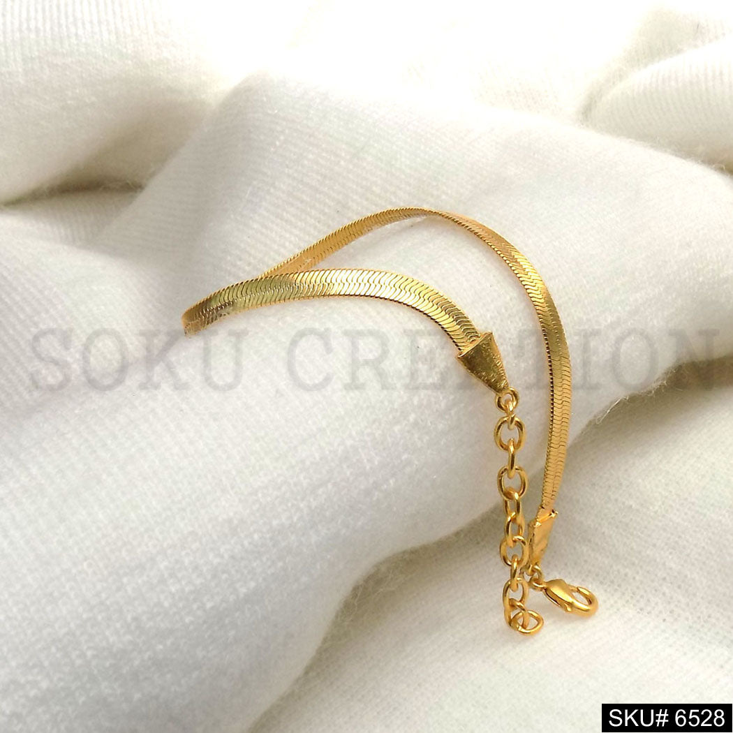 A Simple Good Looking Bracelet in Gold Plated SKU6528