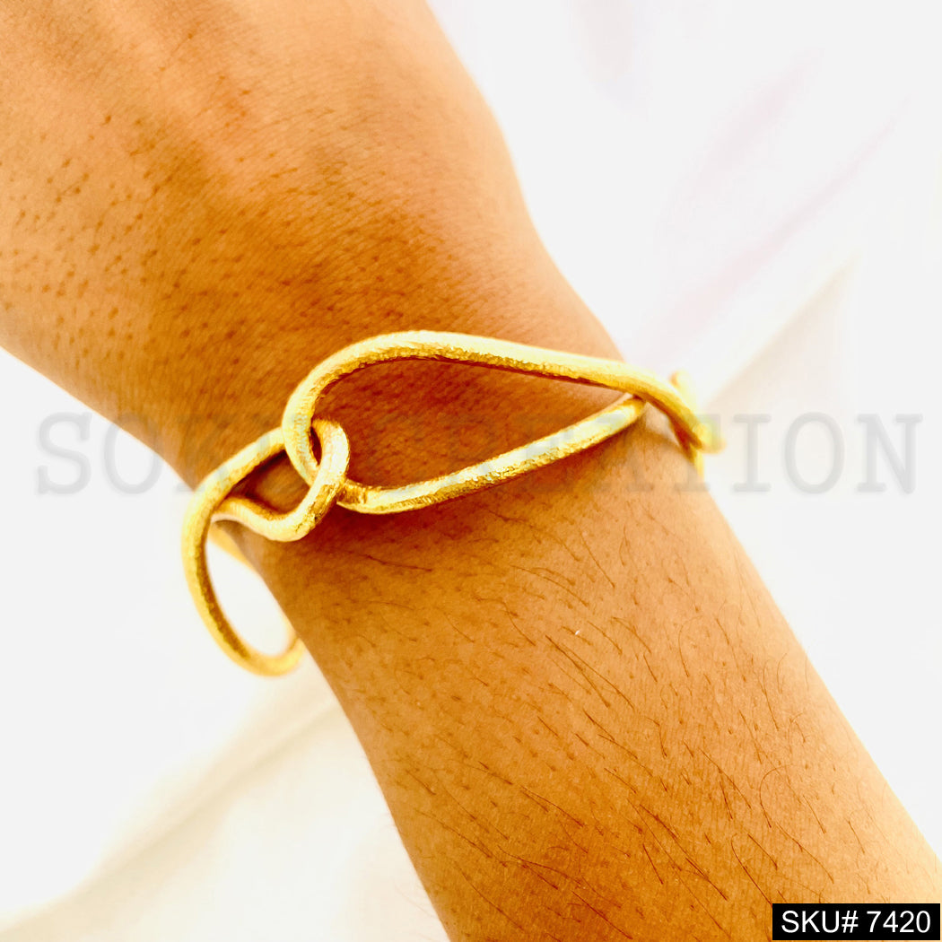 Crooked Shape Bracelet in Gold Plated SKU7420